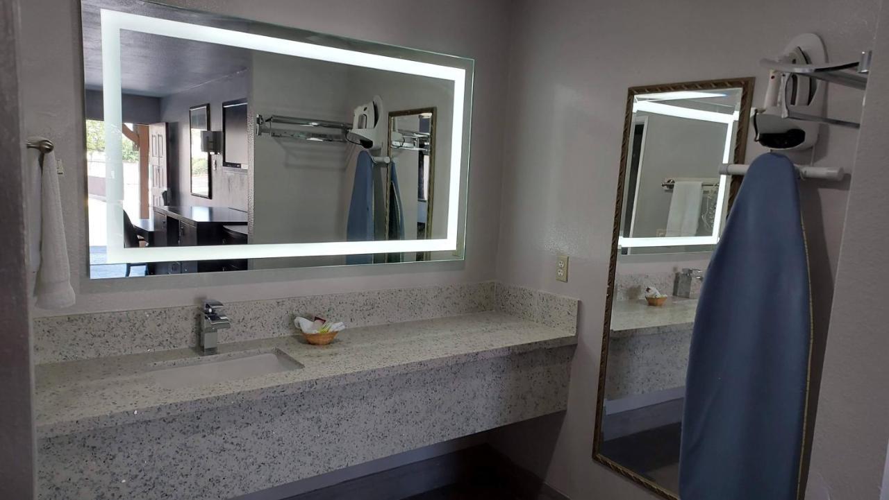 Regency Inn Norco Bagian luar foto